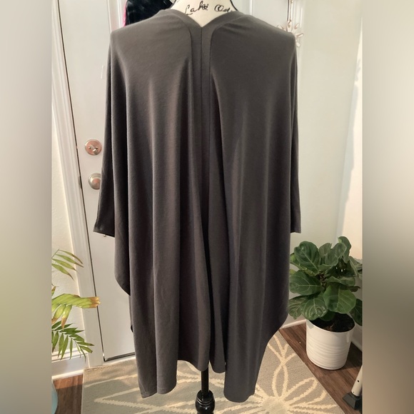 Zenana V-Neck Poncho Top Women’s Plus Size 1X Charcoal Grey - Picture 12 of 13